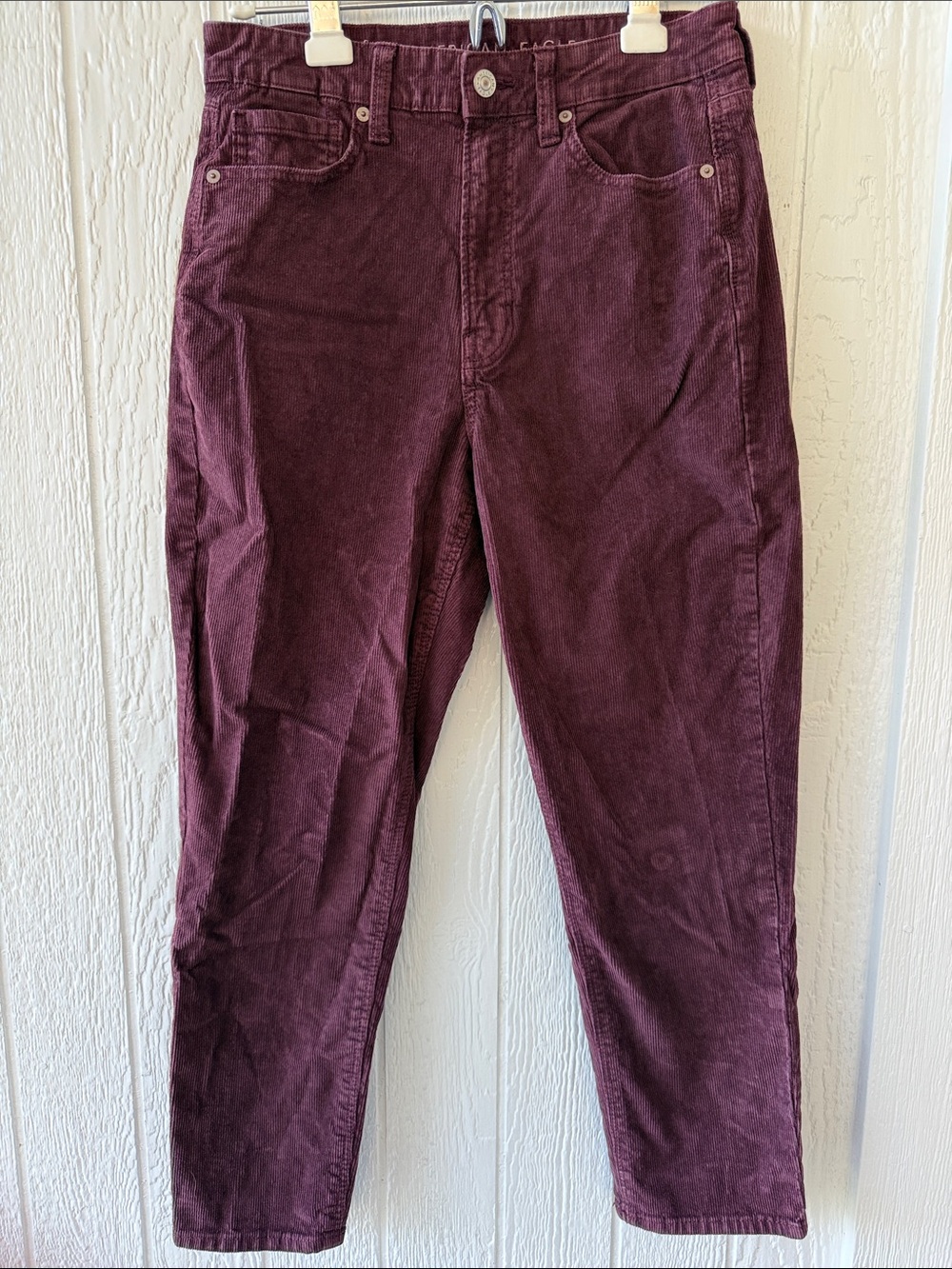 American Eagle Womens Burgundy Corduroy Mom Jeans in a sz 6 short